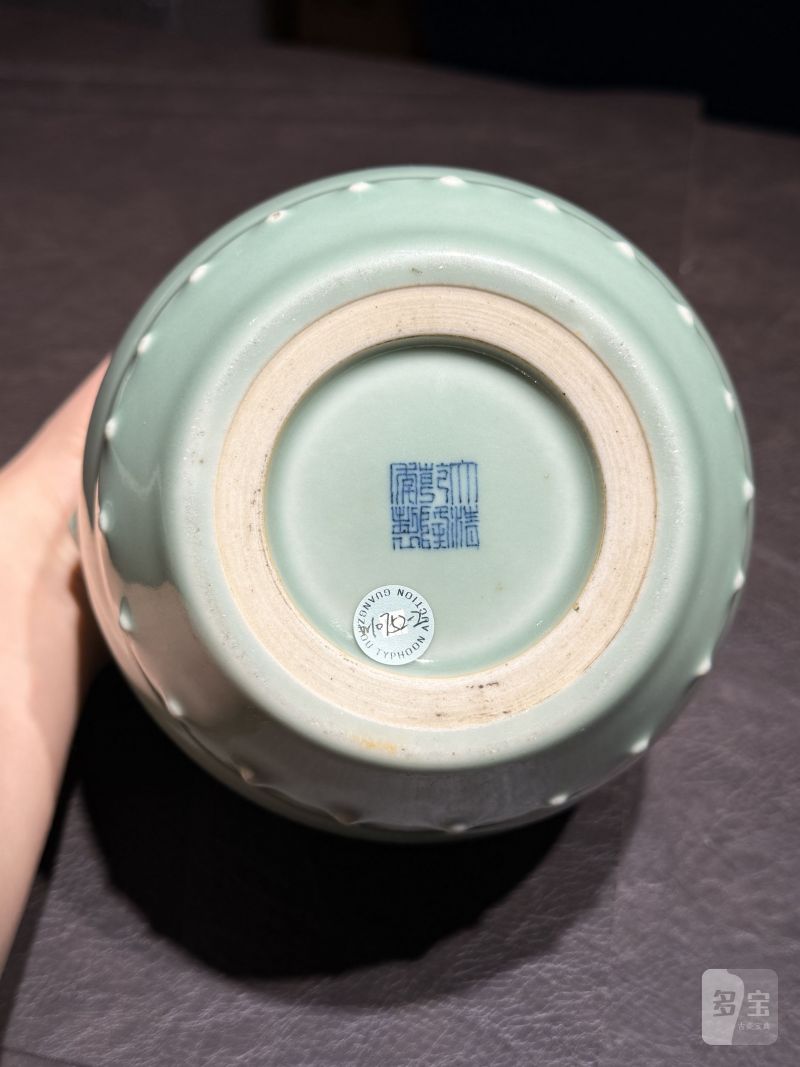 清乾隆 豆青釉鼓钉罐 - 图8